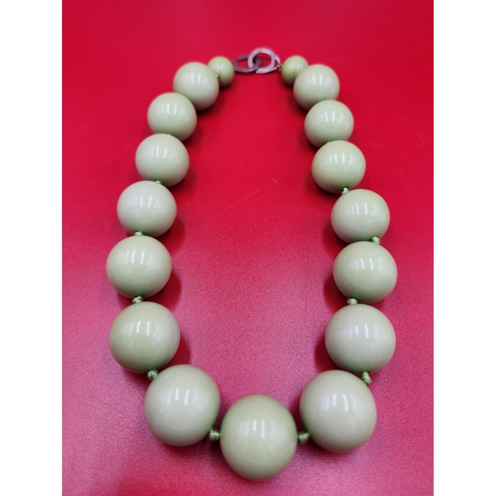 VINTAGE LES BERNARD Chunky Green Lucite Bead GRADUATED Necklace Signed 60s 70s - Picture 2 of 9